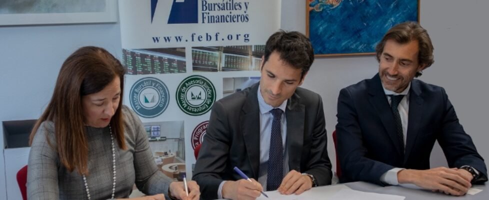 Marsh_Javier Blanch director de la oficina de Marsh en Valencia firmando el acuerdo con la FEBF