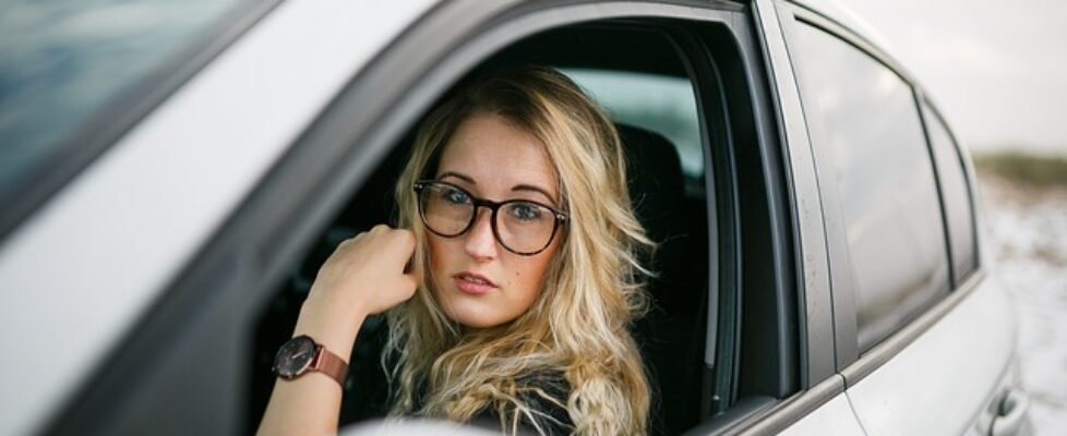 mujer conductora coche autos