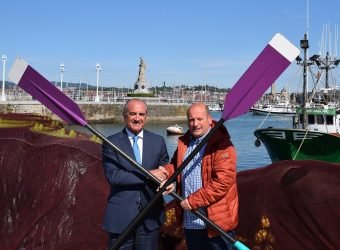 Julio Artetxe y Miguel Ángel Lujua cruzan remos en el puerto de Santurtzi