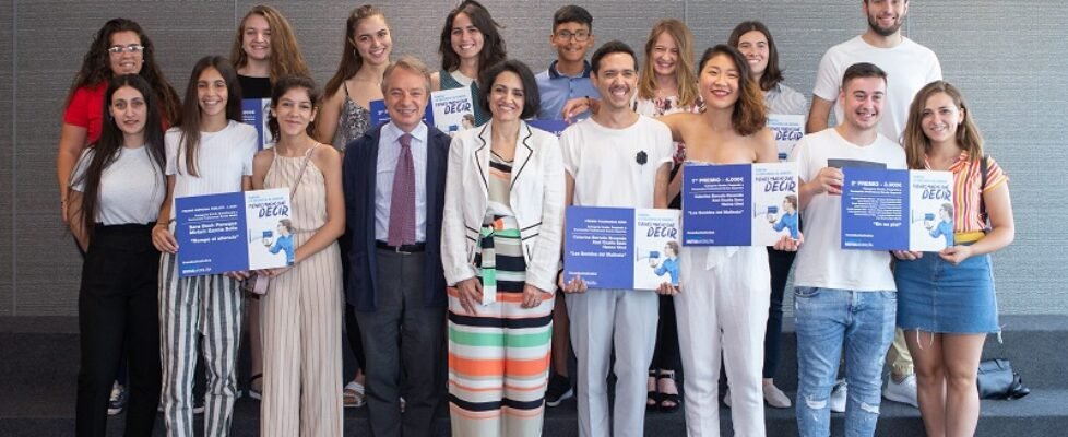 Ganadores NDAT con Lorenzo Cooklin y Rebeca Palomo