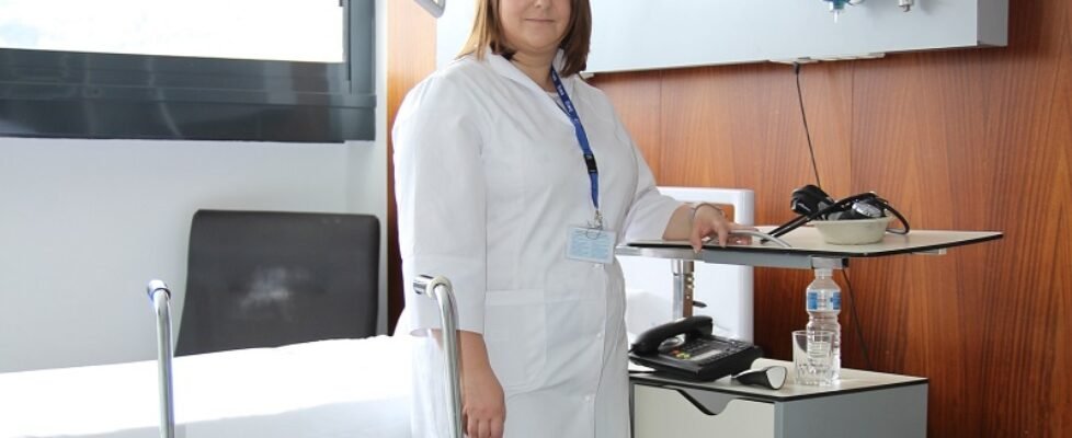 La trabajadora social Maitane Fernández, de IMQ Ayuda, en una habitación de la Clínica Zorrotzaurre