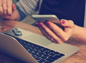 ordenador movil mujer