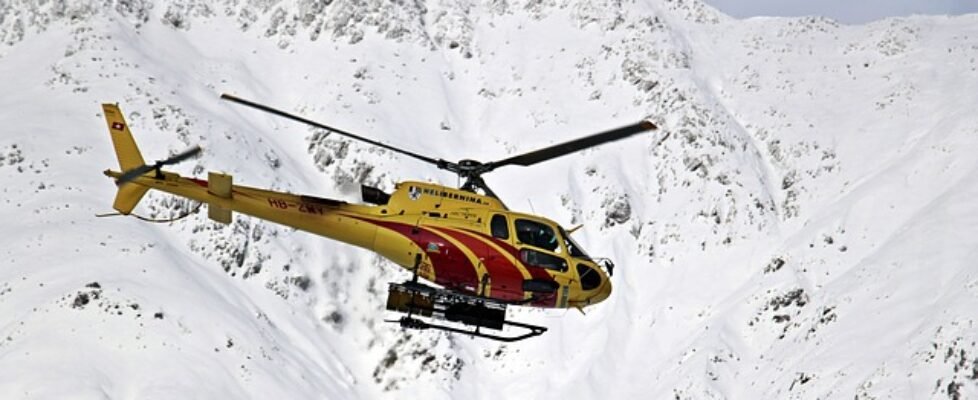 helicóptero montaña nieve rescate