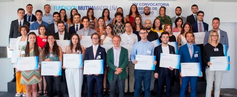 madrileña Lorenzo Cooklin director general de la Fundación Mutua con los becados de este año