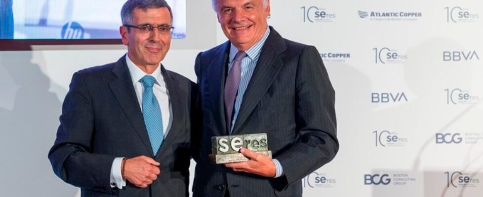 Mutua Madrileña recoge el premio de Francisco Roman presidente de Seres