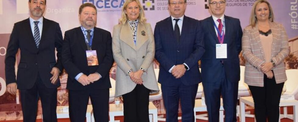 Fórun CECAS y autoridades durante la inauguración