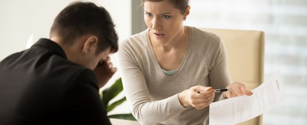 Business lady insists on changing of contact text