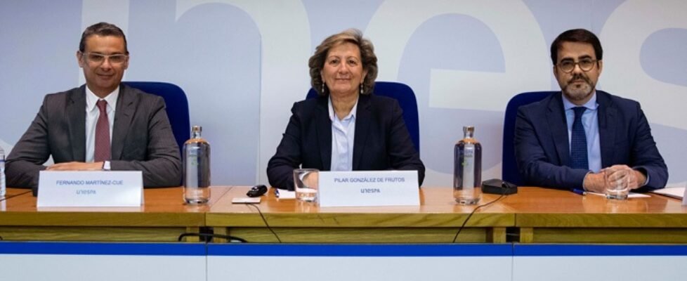 Unespa Fernando-Martinez-Cue-Universidad-de-Barcelona-Pilar-Gonzalez-de-Frutos-presidenta-Carlos-Esquivias-responsable-de-Comision-Vida-UNESPA-reducida (3)