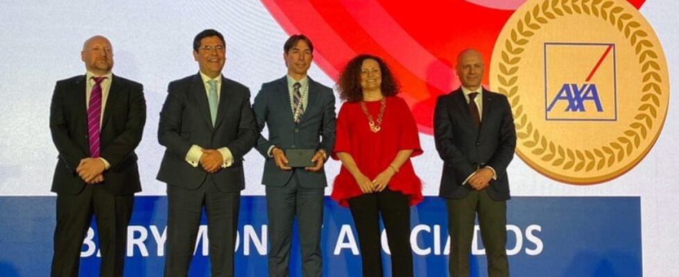 barymont axa Javier Montaraz Director General de Barymont recibe un premio de AXA