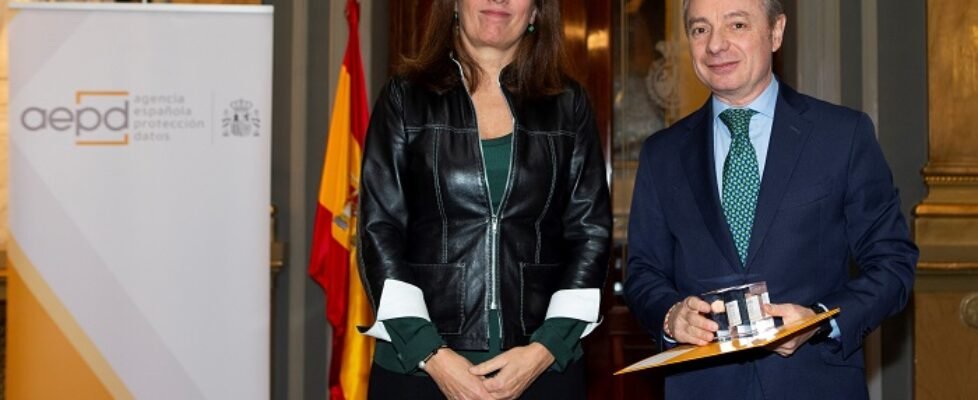 madrileña Mar España, directora de la AEPD, y Lorenzo Cooklin, director general FMM