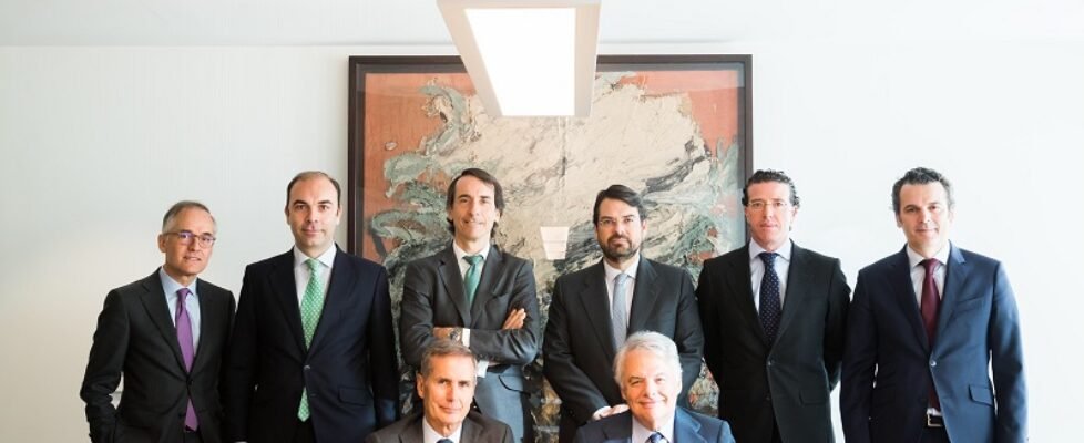 Ignacio Garralda (dcha) y Santiago Eguidazu, acompañados de parte de su equipo directivo