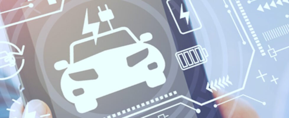 jovenes-dan-espalda-coche-electrico