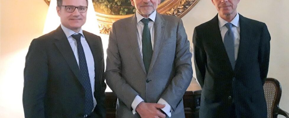 Dirk Hock, CFO de ARAG en España_ Martín Navaz, presidente de ADECOSE_ y Mariano Rigau, CEO de ARAG en España