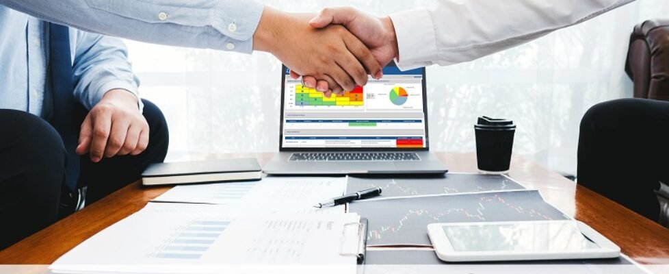 Business Team shaking hands with Investment Entrepreneur Trading