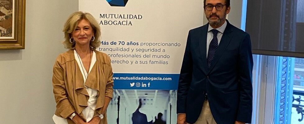 Firma acuerdo_Rosalina Díaz Valcárcel, presidenta de la Asociación Peñafort y Enrique Sanz Fernández-Lomana, presidente Mutualidad Abogacía