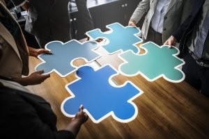 Business people connecting puzzle pieces