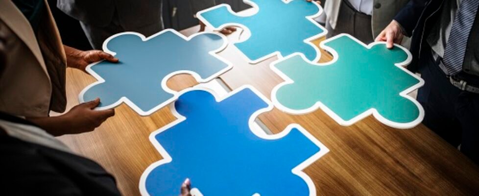 Business people connecting puzzle pieces