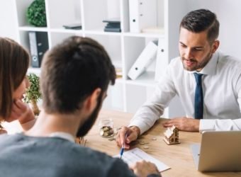 mediador agente corredor asesor