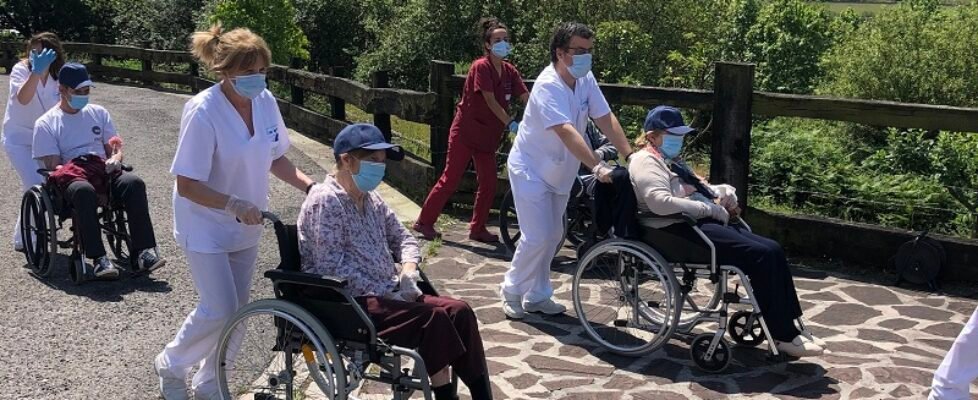 Profesionales y personas mayores de la residencia IMQ Igurco Orue