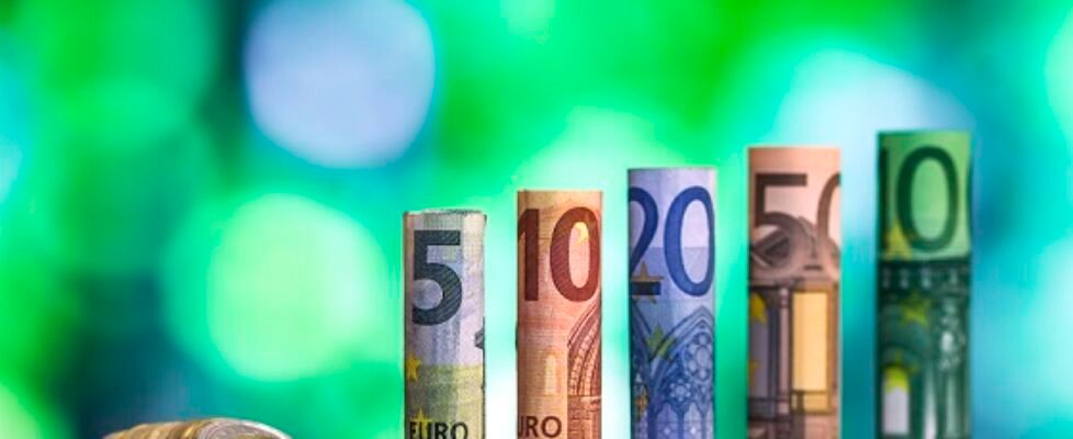 Five, ten, twenty, fifty and one hundred euro rolled bills bankn