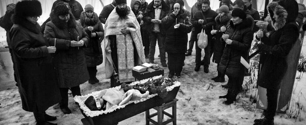 MANU BRABO. Artiom, de 4 años muerto por bomba. Donetsk, Ucrania 2015.