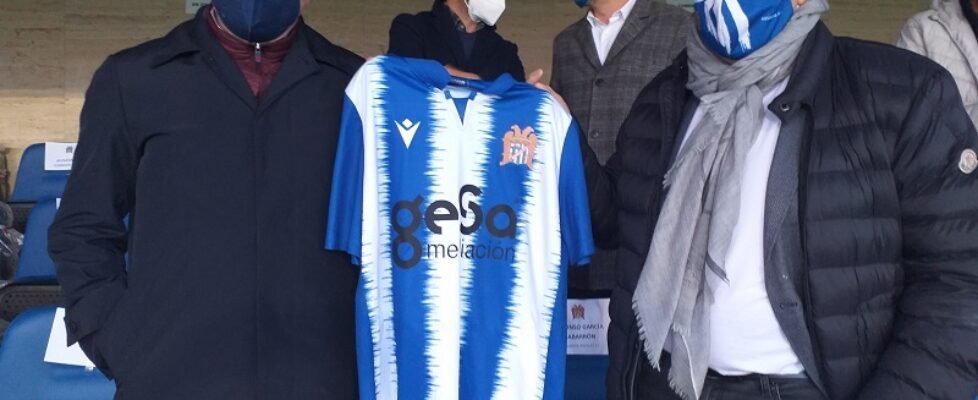 Alfonso García y Mariano Albaladejo con la camiseta del club