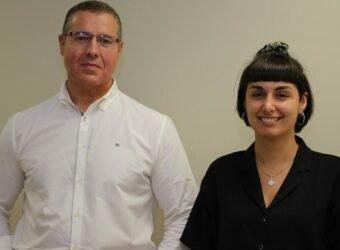 Miguel Ángel Pazos y Olatz Alonso, junto con interfaces de la aplicación copia (1)