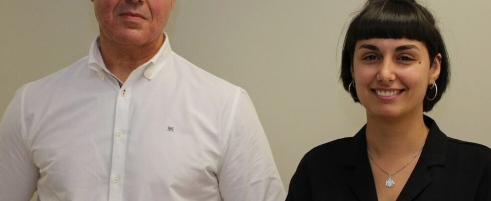 Miguel Ángel Pazos y Olatz Alonso, junto con interfaces de la aplicación copia (1)