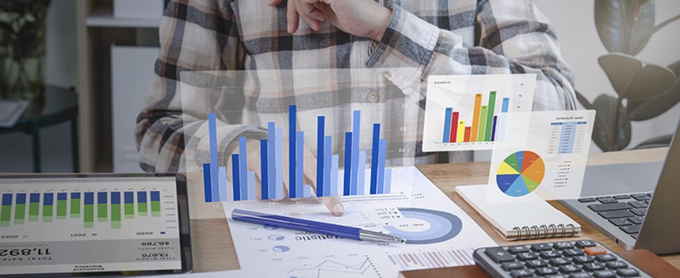 Businesspeople working in finance and accounting Analyze financi