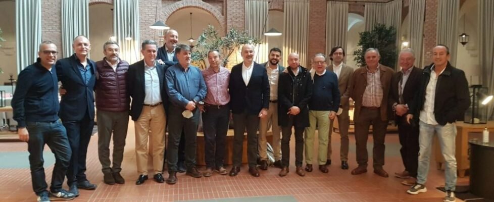 Foto Junta Directiva y socios SENDA