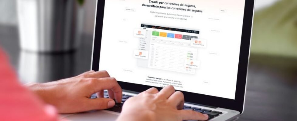 Mockup-TESIS-web-home01