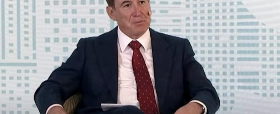 Application,Of,Smartphone,With,Business,Graph,And,Analytics,Data,On