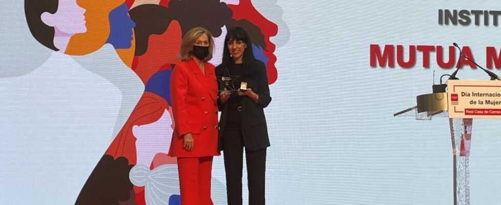 Carmen Campos (Mutua Madrileña) recoge el galardón de Concepción Dancausa