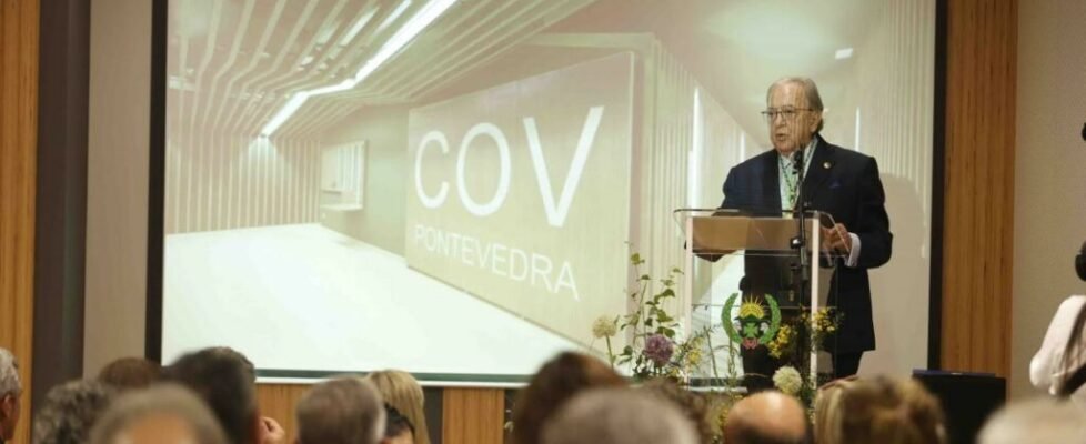 Diego Murillo (A.M.A.) recibe la Medalla de Oro del Colegio de Veterinarios de Pontevedra