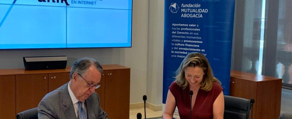 Blanca Narváez y José Manuel Sala a la firma del acuerdo