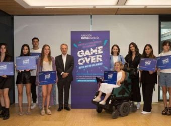 Ganadores Nos duele a todos 2022 con Lorenzo Cooklin, director general Fundación Mutua