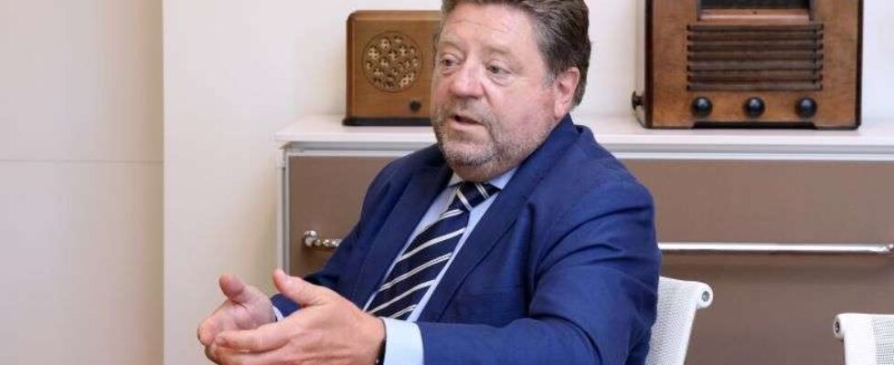 Javier Barbera hablando 1