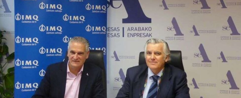Juan Ugarte y Luis Fernández de Larrea, durante la firma del acuerdo de colaboración 2023