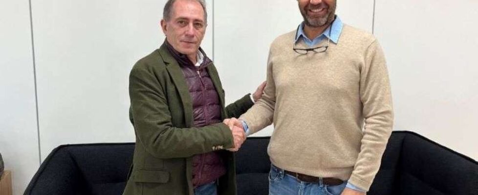 foto firma acuerdo con Broker Segur