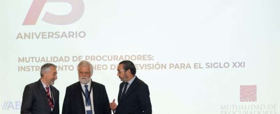 Mutualidad de Procuradores, Jose Manuel Romar, el presidente de la Mutualidad de Procuradores, Jesus Gonzalez-Puelles y el director de la Confederacion Española de