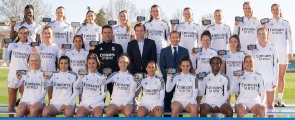 Entrega de tarjetas digitales a las jugadoras del Real Madrid Femenino