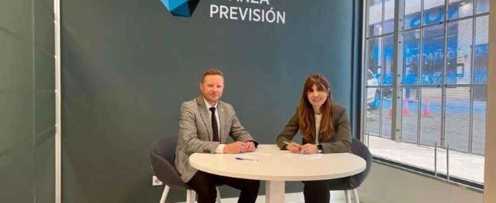 Genaro Saìnchez Capilla, presidente Colegio Mediadores Granada y Mariìa Saìnchez, directora Relaciones Institucionales Avanza Previsioìn