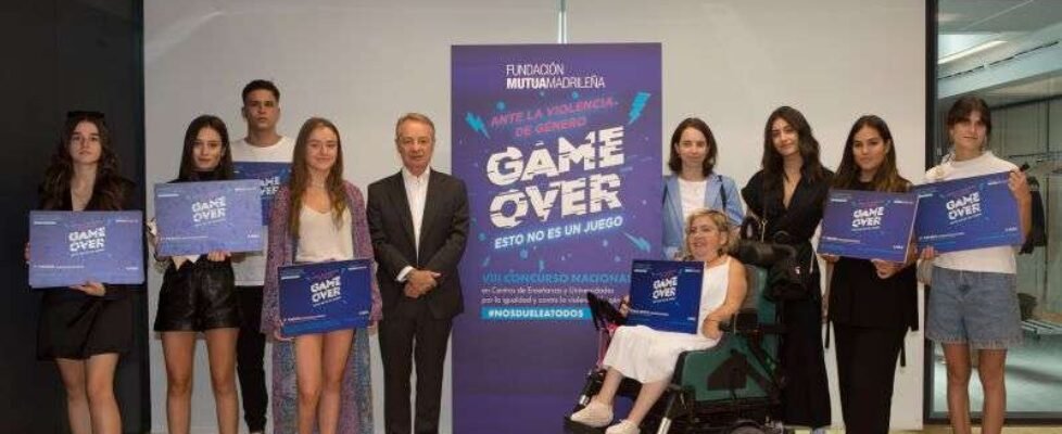 Ganadores Nos duele a todos 2022 con Lorenzo Cooklin, director general Fundación Mutua (1)