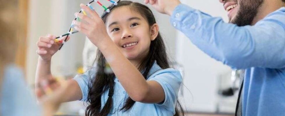 Niña aprende estructura adn