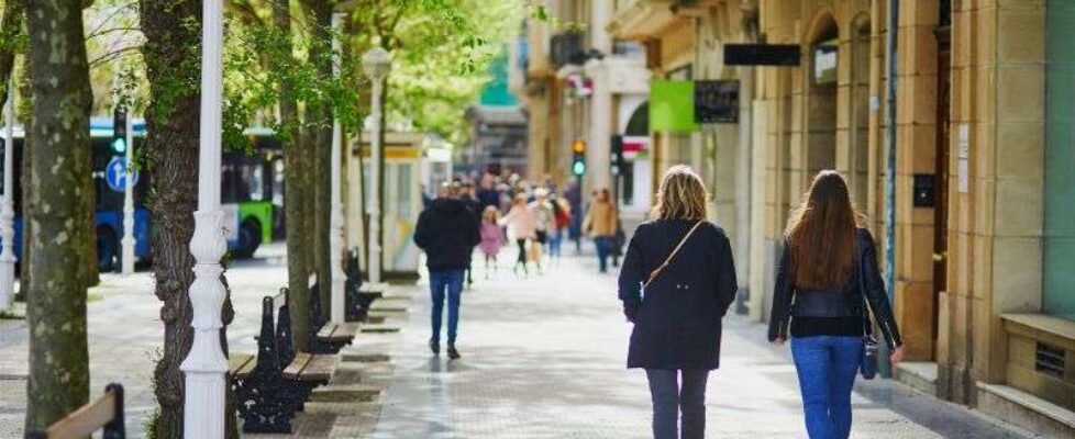 Personas caminando por una calle de San Sebastián