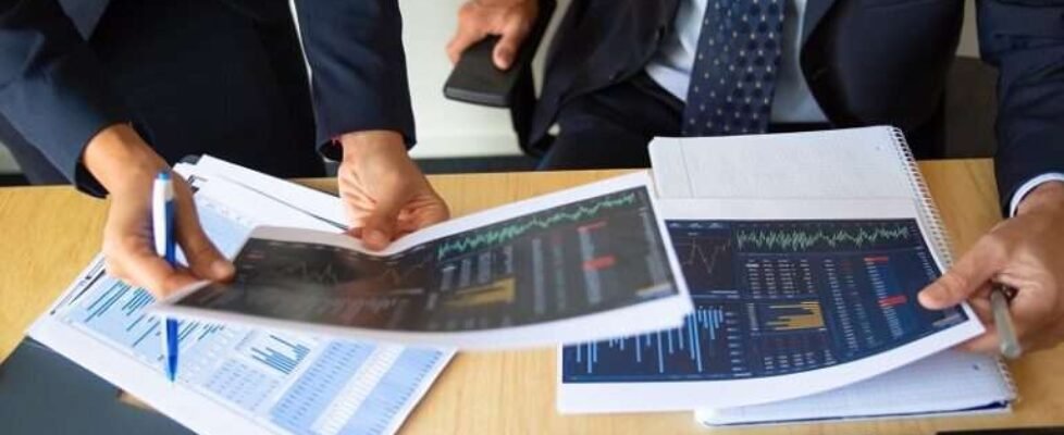 Investor and trader discussing statistic data