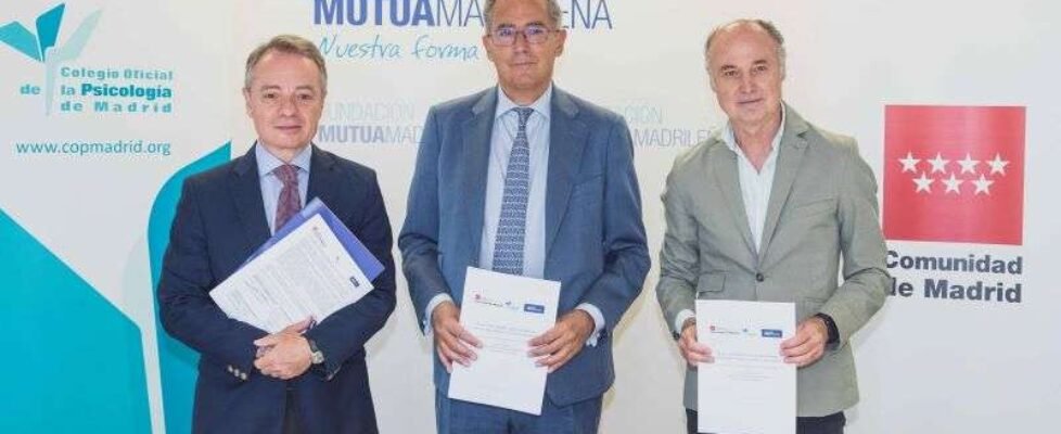 Firma Acoso entre iguales_de izda a dcha Lorenzo Cooklin, Enrique Ossorio y Jose Antonio Luengo