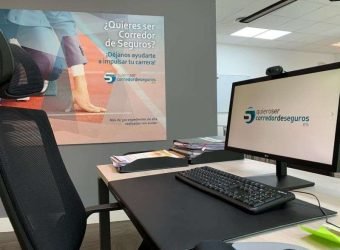 Mi mesa y ordenador 2020 (3)