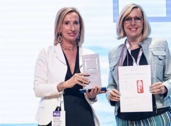 lisa Pilar Andrade recoge el premio de manos de Patricia Suárez. (Foto INESE)_ (002)