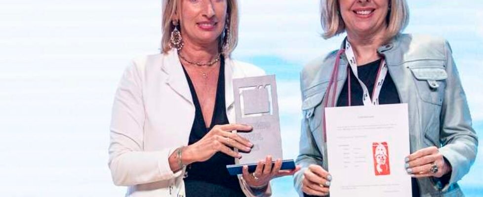 lisa Pilar Andrade recoge el premio de manos de Patricia Suárez. (Foto INESE)_ (002)